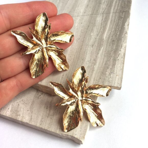 New ~ Anthropologie Petite Bonita Gold Flower Earrings - Picture 8 of 8